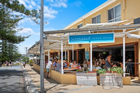Seabreeze Beach Hotel - Accommodation Sunshine Coast 0