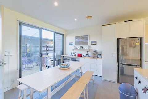 Shore To Relax - Family Or Corporate Bookings Only - Accommodation Sunshine Coast 0