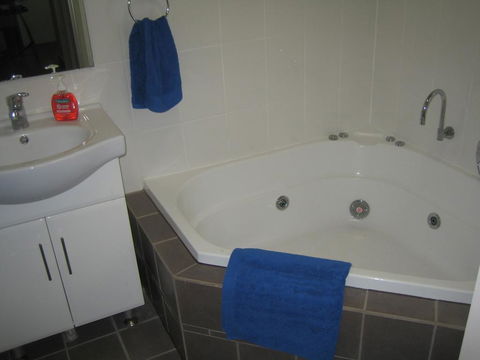 Showgrounds Cottage Naracoorte - Accommodation Sunshine Coast 3