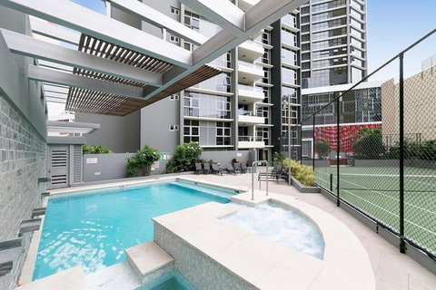 SK2 - 3BR With Pool Gym Steam Room In Story Bridge - Accommodation Sunshine Coast 1