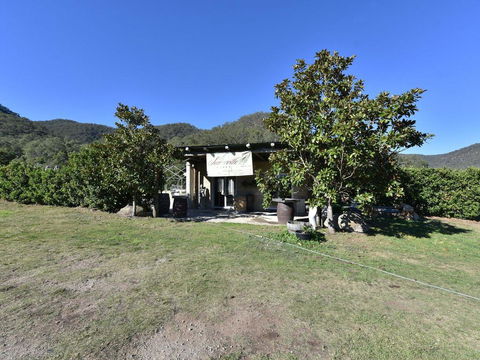 Somerville Wines Farmstay In Broke, Super Cute House On Working Farm. Walk For Miles. - Accommodation Sunshine Coast 1