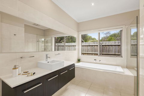 Sorrento Serenity Luxury Villa With Private Pool, Theatre And Games Room - Accommodation Sunshine Coast 3