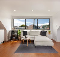 Spacious 2 Bed House 2 AC and Free Street Parking - Accommodation Sunshine Coast