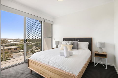 Spacious Apartment With Generous Entertaining - Accommodation Sunshine Coast 2
