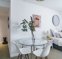 Spacious Apt V Stylish Furniture Pool GYM - Accommodation Sunshine Coast
