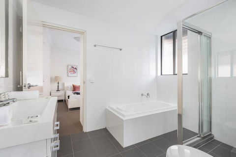 Spacious Two-Bedroom Apartment Near Hospital - Accommodation Sunshine Coast 3