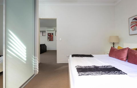 Spacious Two-Bedroom Apartment Near Hospital - Accommodation Sunshine Coast 2