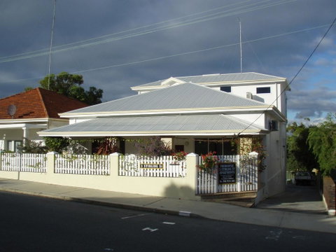 Stirling Apartments - Studio 3 - Accommodation Sunshine Coast 2