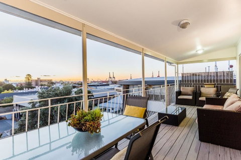 Stirling Apartments - The Penthouse - Accommodation Sunshine Coast 0