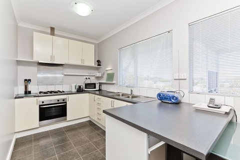 Stirling Apartments - The Penthouse - Accommodation Sunshine Coast 3