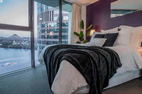 Story Bridge/River Views,  Pool, Gym, Netflix, Carpark - Accommodation Sunshine Coast 3