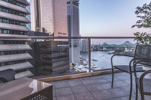 Story Bridge/River Views,  Pool, Gym, Netflix, Carpark - Accommodation Sunshine Coast 2