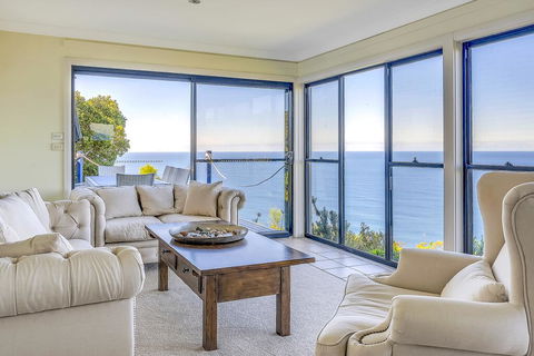 STUNNING CLIFF TOP HOME // POOL & GAMES - Accommodation Sunshine Coast 2
