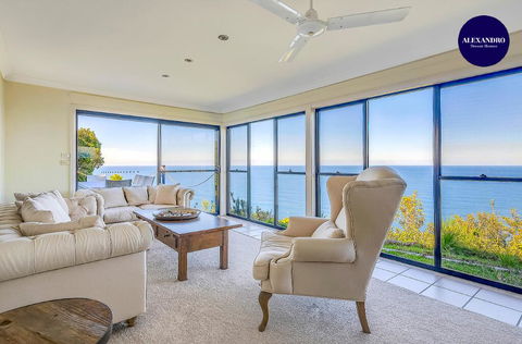 STUNNING CLIFF TOP HOME // POOL & GAMES - Accommodation Sunshine Coast 0