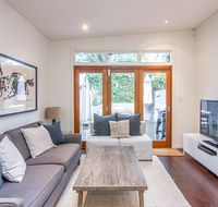 Stunning Townhouse- Quiet Street Close to CBD - Accommodation Sunshine Coast