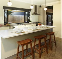 Stylish Living- Fireplace WiFi Linen 4 bdrm Beach 850m - Accommodation Sunshine Coast