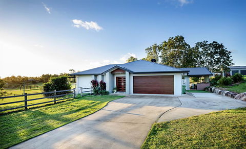 Sunset Retreat Airlie Beach Rural Getaway - Accommodation Sunshine Coast 0