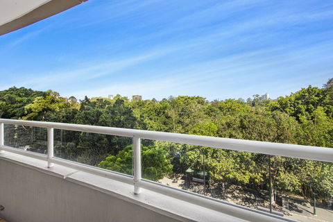 Super Convenient Apartment With Garden Views - Accommodation Sunshine Coast 0