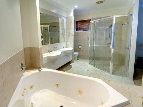 Tarcoola 41 - 5 BDRM Canal Home With Pool - Accommodation Sunshine Coast 2