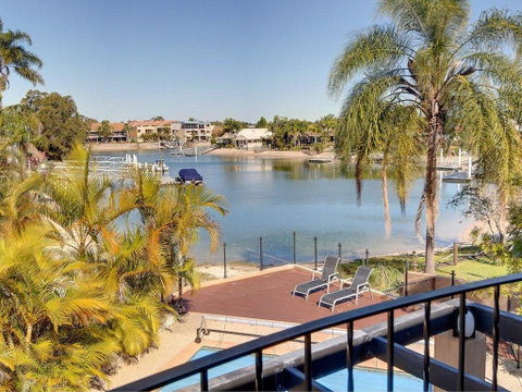 Tarcoola 41 - 5 BDRM Canal Home With Pool - Accommodation Sunshine Coast 3