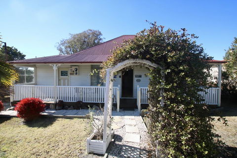 Tenterfield Historic C1895 Cottage - Accommodation Sunshine Coast 1