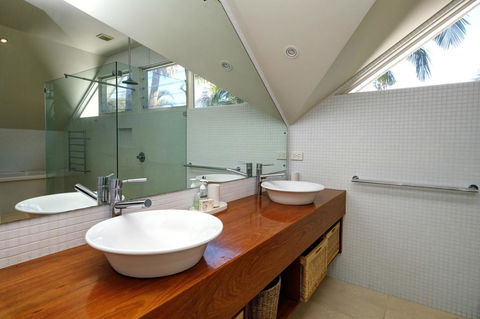 THE BEACH HOUSE - Accommodation Sunshine Coast 0
