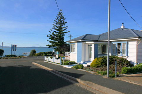 Freycinet Waters - Accommodation Sunshine Coast 0