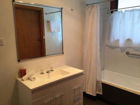 Regatta Point Tavern & Holiday Villas - Accommodation Sunshine Coast 3