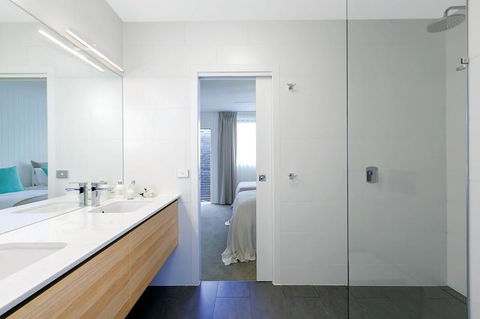 Lakes Edge Apartments - Accommodation Sunshine Coast 2