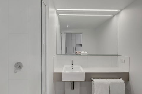 Travelodge Hotel Melbourne Docklands - Accommodation Sunshine Coast 8