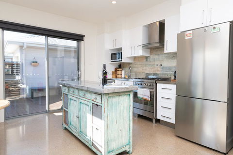 The Endsleigh -1 Bedroom Villa, Free Wifi, Near CBD - Accommodation Sunshine Coast 3