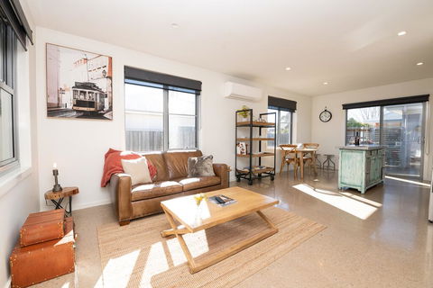 The Endsleigh -1 Bedroom Villa, Free Wifi, Near CBD - Accommodation Sunshine Coast 2