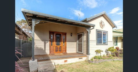 The Entertainer - Downtown Orange, Sleeps 11 - Accommodation Sunshine Coast 1