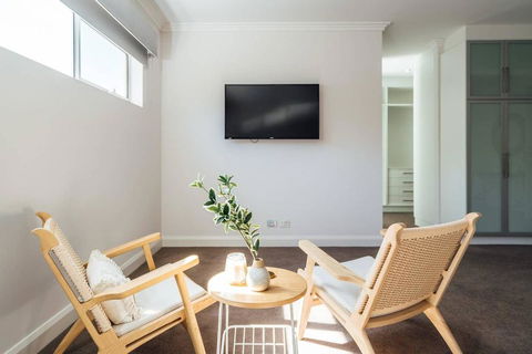 The Grand Oasis - Pool - Wifi - Mins From Beach - Accommodation Sunshine Coast 3