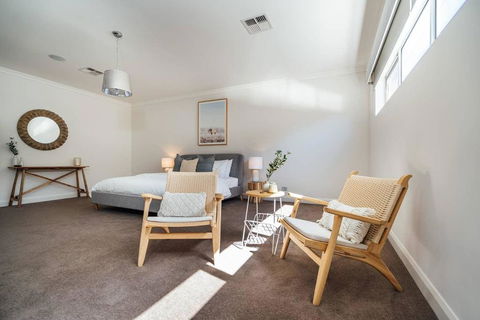 The Grand Oasis - Pool - Wifi - Mins From Beach - Accommodation Sunshine Coast 2
