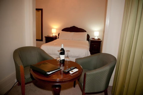 The Hotel Shamrock - Accommodation Sunshine Coast 1