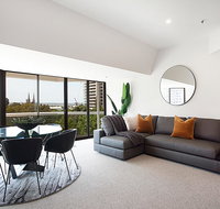 THE HYDEAWAY-LUXE HYDE PARK CITY APARTMENT-hosted by LAbode Accommodation - Accommodation Sunshine Coast
