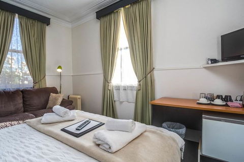 The Mews Motel - Accommodation Sunshine Coast 2
