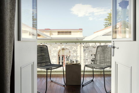 The National Hotel - Accommodation Sunshine Coast 2