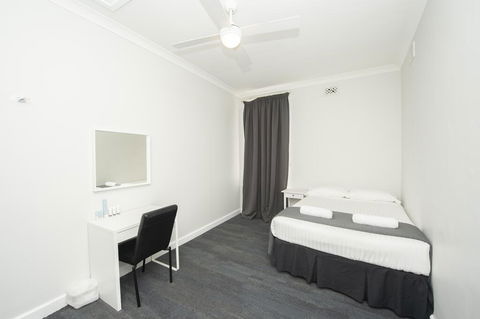 The Parade Hotel - Accommodation Sunshine Coast 3