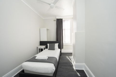 The Parade Hotel - Accommodation Sunshine Coast 2