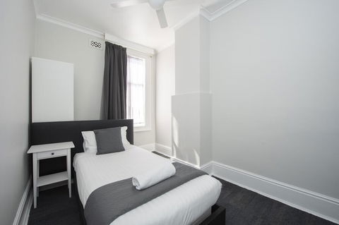 The Parade Hotel - Accommodation Sunshine Coast 1