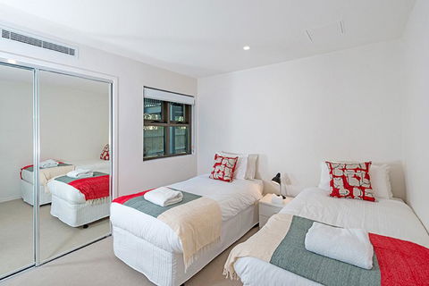 The Princess Bride - Executive 3BR Bulimba Apartment With Balcony In Central Location - Accommodation Sunshine Coast 1