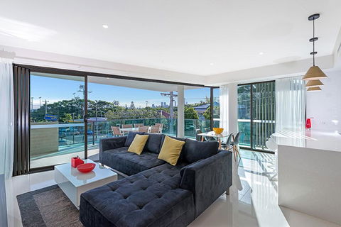The Princess Of Bulimba - Executive 3BR Bulimba Apartment With Large Balcony Next To Oxford St - Accommodation Sunshine Coast 0