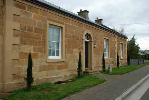 The Red Feather Inn - Accommodation Sunshine Coast 1