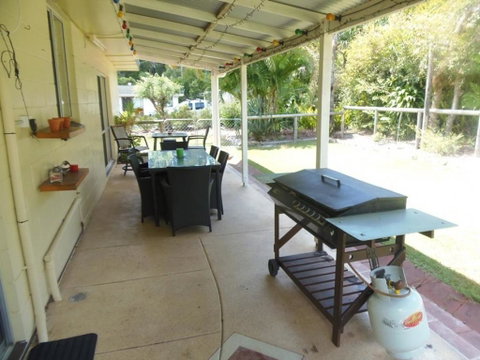 The Red Piranha - Rainbow Beach, Close To Everything, Air Con And Pet Friendly - Accommodation Sunshine Coast 3