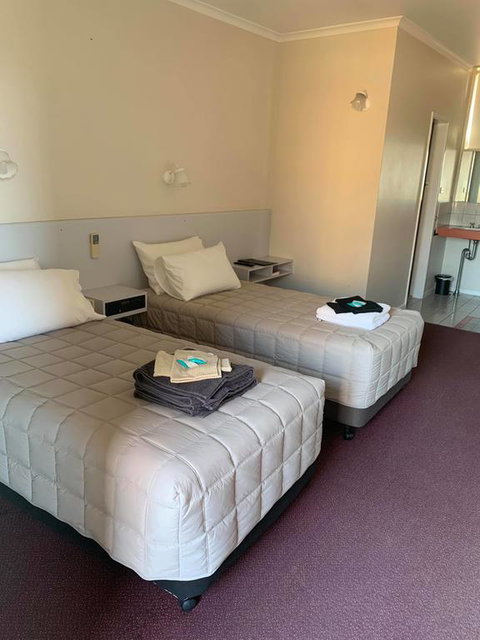 The Royal Motel - Accommodation Sunshine Coast 1