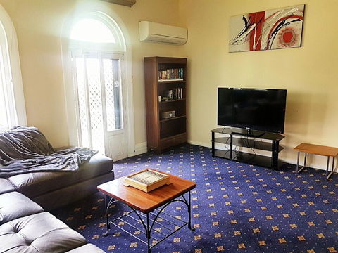 The Wharf Hotel - Accommodation Sunshine Coast 2
