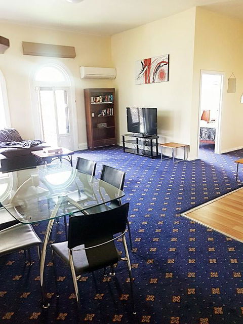 The Wharf Hotel - Accommodation Sunshine Coast 3