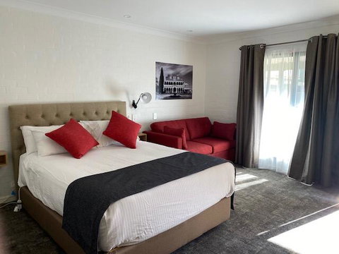 Town Square Motel - Accommodation Sunshine Coast 2
